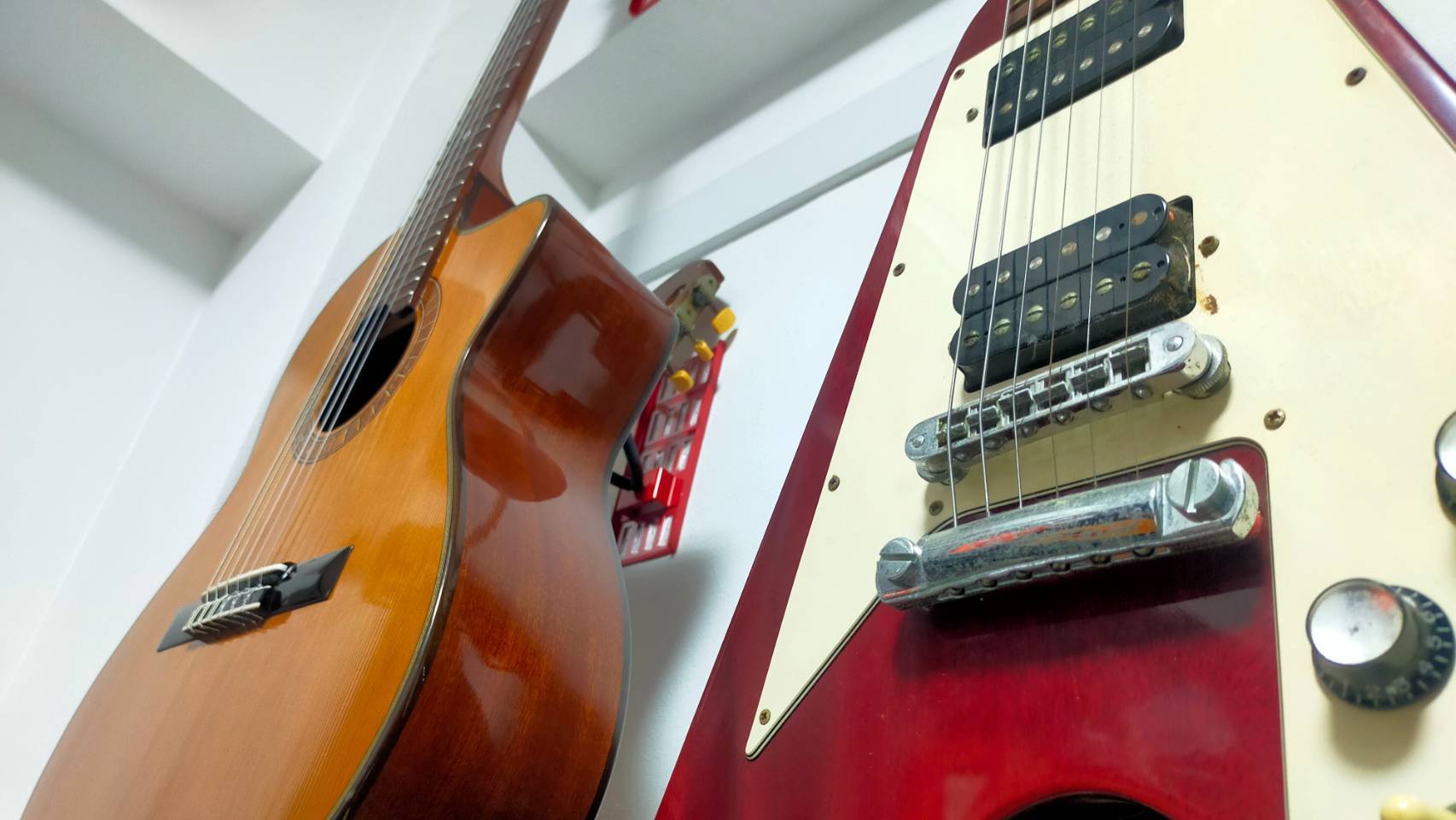 Akashic Music Production の機材写真、TaylorのアコースティックギターとGibsonのFirebird