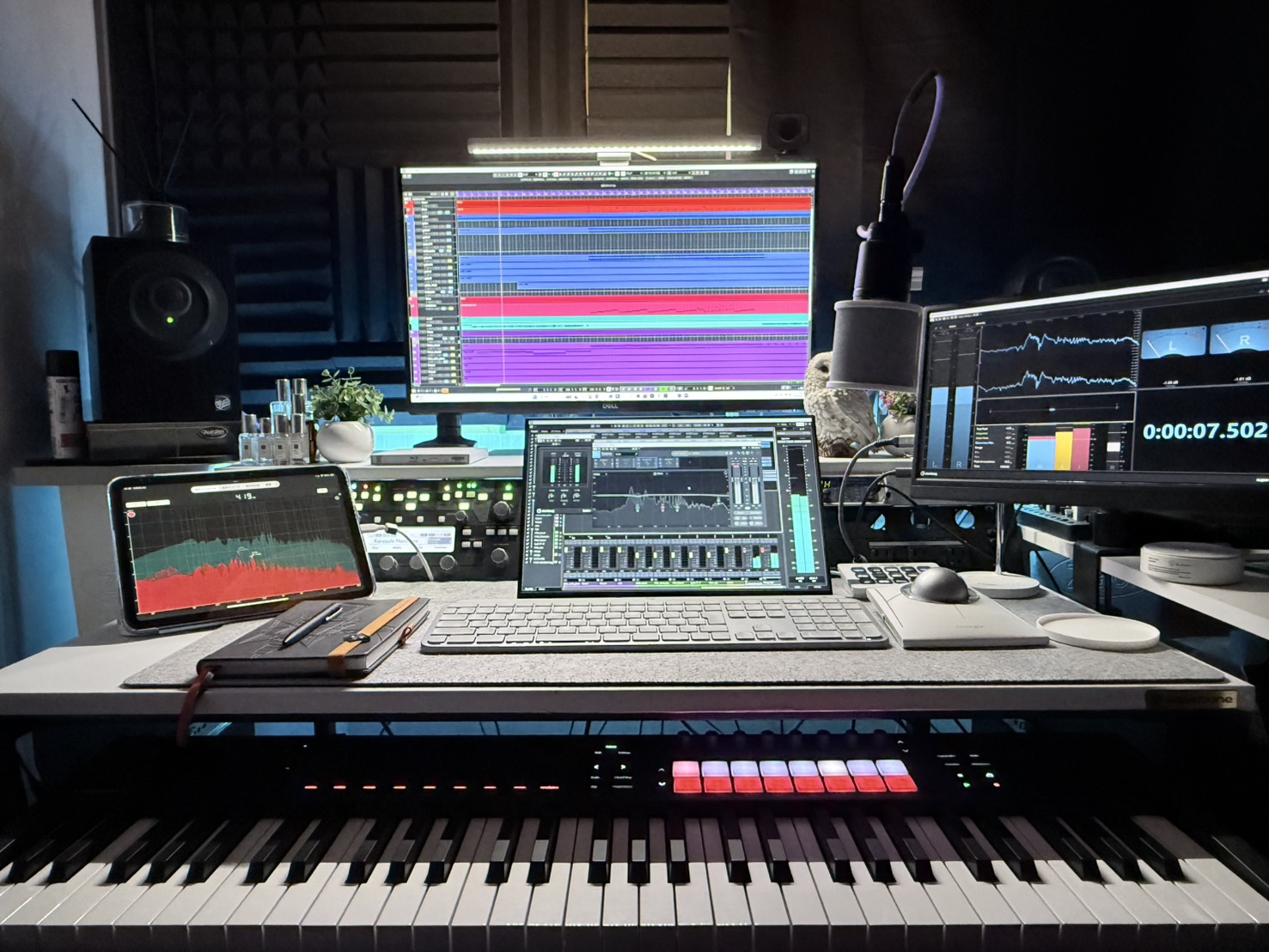 Akashic Music Production の機材写真、CubaseとWindows、MIDIキーボード、ムジークのモニタースピーカー