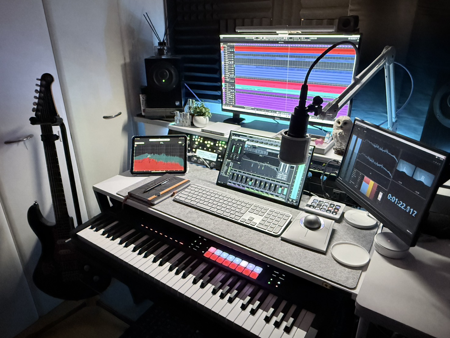 Akashic Music Production の機材写真、CubaseとWindows、MIDIキーボード、ムジークのモニタースピーカー