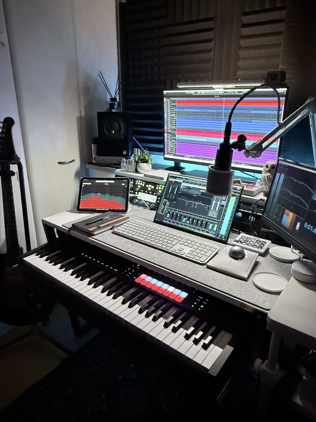 Akashic Music Production の機材写真、CubaseとWindows、MIDIキーボード、エレキギター