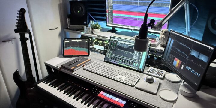 Akashic Music Production の機材写真、CubaseとWindows、MIDIキーボード、ムジークのモニタースピーカー