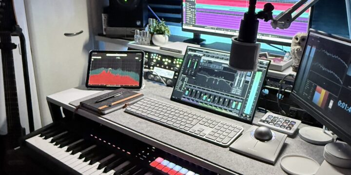 Akashic Music Production の機材写真、CubaseとWindows、MIDIキーボード、エレキギター